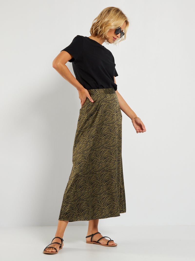 Jupe longue en satin zébrée Kaki - Kiabi