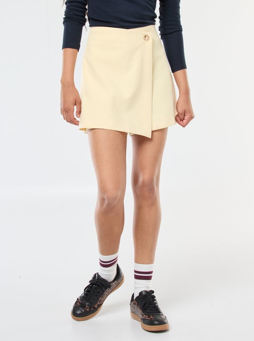 Jupe short asymétrique avec bouton doré - Kiabi