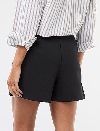 Jupe short asymétrique avec bouton doré