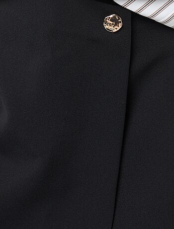 Jupe short asymétrique avec bouton doré