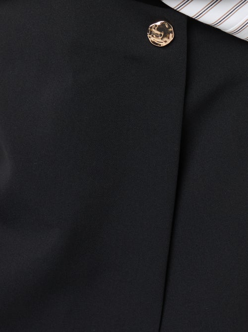 Jupe short asymétrique avec bouton doré - Kiabi