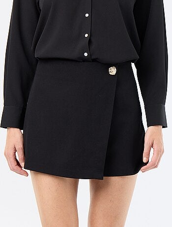 Jupe short avec bijou fantaisie