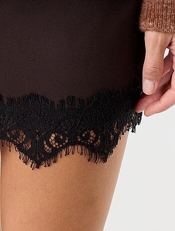 Jupe short avec dentelle à la base