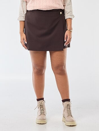 Jupe short avec pan croisé avec bouton fantaisie