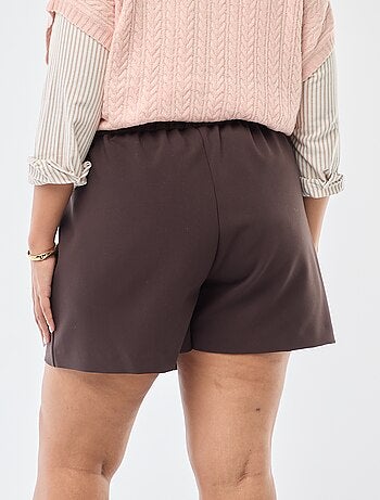 Jupe short avec pan croisé avec bouton fantaisie