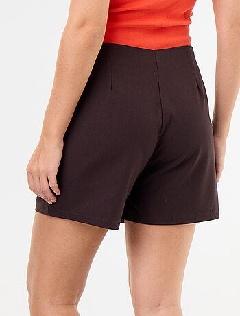 Jupe short en détail mandarin