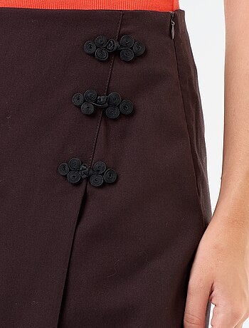 Jupe short en détail mandarin