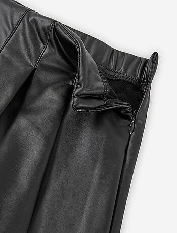 Jupe-short plissée en cuir synthétique