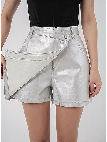 Jupe-short taille haute en tissu métallisé avec fermeture à boutons bdart