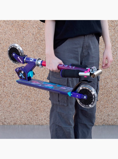 Kpop demon hunters trottinette pliable à 2 roues avec lumières - Kiabi Kpop demon hunters trottinette pliable à 2 roues avec lumières - Kiabi