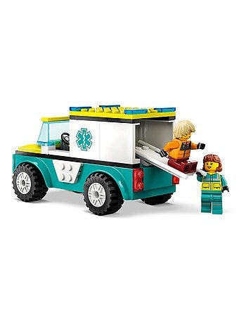 L'ambulance de secours et le snowboardeur