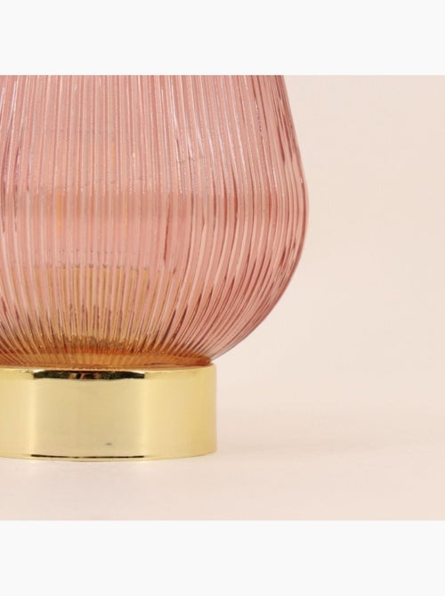 Lampe à poser à piles en verre strié rose 14x12cm - Kiabi Lampe à poser à piles en verre strié rose 14x12cm - Kiabi
