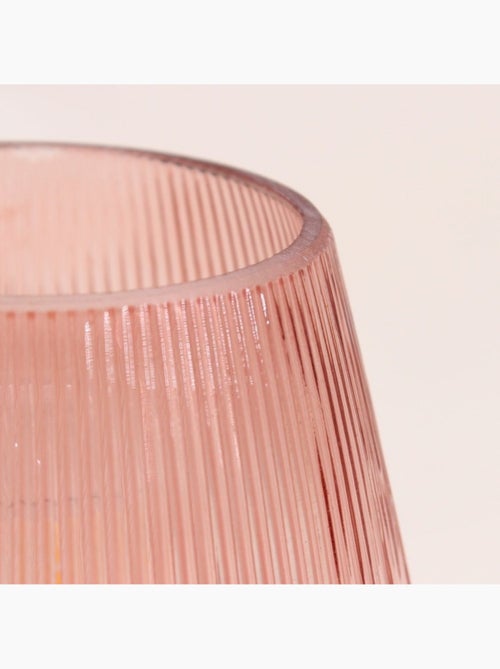 Lampe à poser à piles en verre strié rose 14x12cm - Kiabi Lampe à poser à piles en verre strié rose 14x12cm - Kiabi