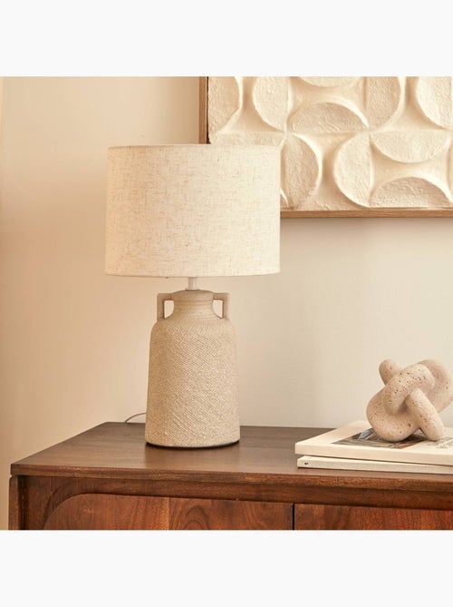Lampe à poser en grès abat-jour en fibres naturelles GIBUS - Kiabi Lampe à poser en grès abat-jour en fibres naturelles GIBUS - Kiabi