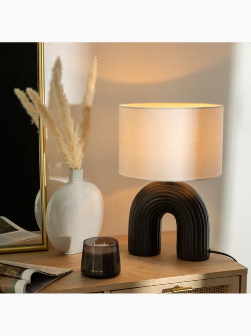 Lampe à poser en grès abat-jour en lin EIDEL - Kiabi Lampe à poser en grès abat-jour en lin EIDEL - Kiabi