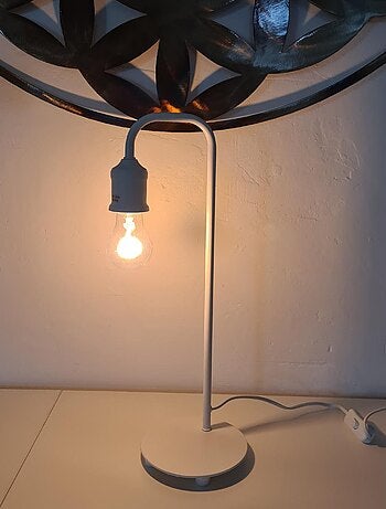 Lampe de table blanche en métal