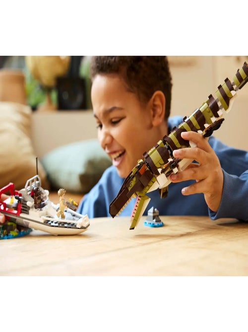 Le bateau en mission et le mosasaure en briques - Kiabi