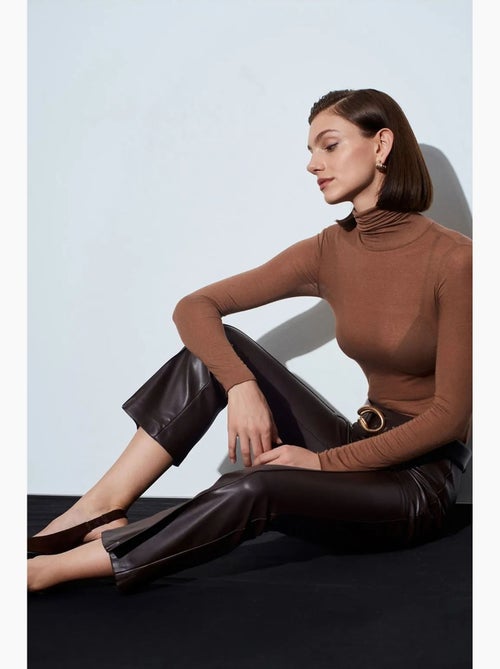 Legging évasé en simili cuir à taille haute dilvin - Kiabi Legging évasé en simili cuir à taille haute dilvin - Kiabi