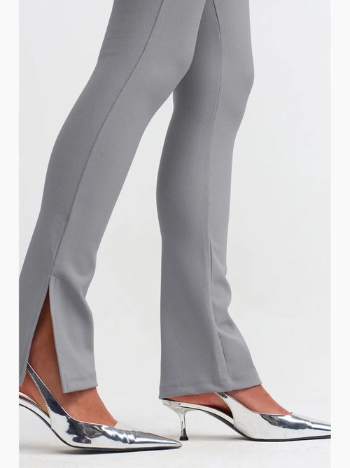 Legging évasé taille haute avec fente dilvin - Kiabi Legging évasé taille haute avec fente dilvin - Kiabi