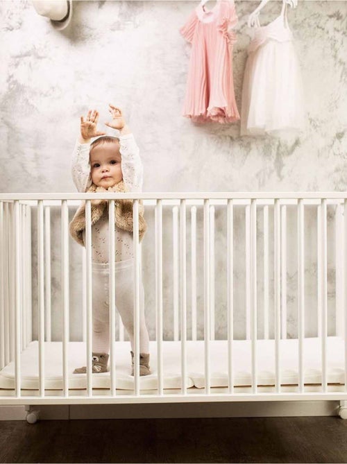 Lit enfant à barreaux pliable JORI 60x120 cm avec matelas, Blanc Tissi - Kiabi