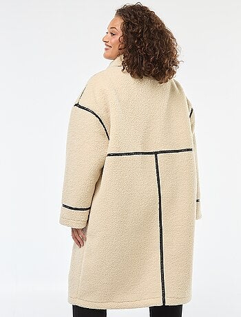 Long manteau effet moutonné avec empiècements en simili