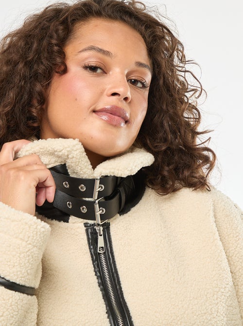 Long manteau effet moutonné avec empiècements en simili - Kiabi