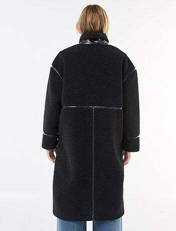 Long manteau effet moutonné avec empiècements en simili
