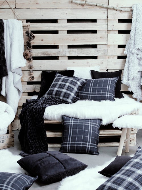 Lot coussin carré et plaid effet sherpa HORS PISTE - Kiabi Lot coussin carré et plaid effet sherpa HORS PISTE - Kiabi