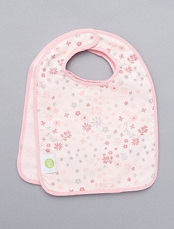 Product Lot de 2 bavoirs imprimés 'étoiles' - Lot de 2 bavoirs - En coton majoritaire - 1 imprimé 'étoiles' all over - 1 uni - 1 coton devant et éponge au dos - 1 en éponge all over - Fermeture par scratch dans le couHabillement Bébé / Fille 0-36 mois / Puériculture / Pour les repas Standard KIABI