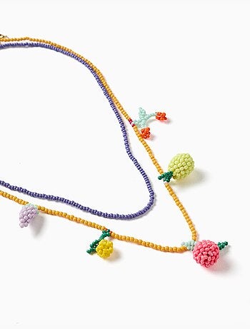 Lot de 2 colliers de perles avec pendentifs en forme de fruits