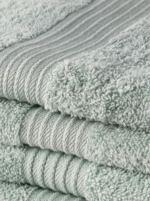 Lot de 2 serviettes de toilettes et 2 draps de bain coton uni ESSENTIAL - Kiabi Lot de 2 serviettes de toilettes et 2 draps de bain coton uni ESSENTIAL - Kiabi