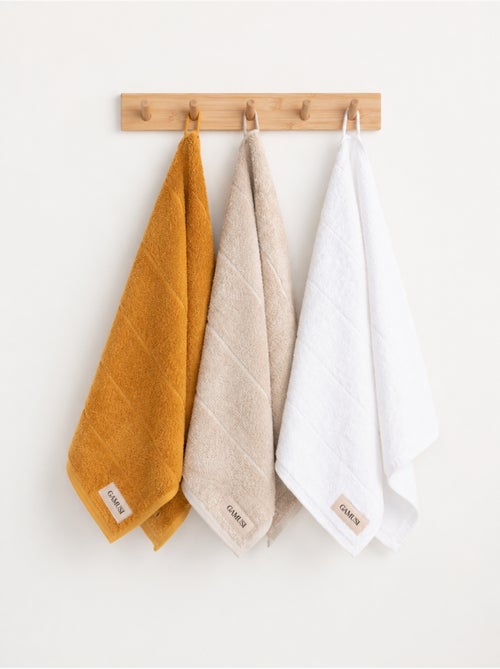 Lot de 3 torchons de cuisine 100 % coton, couleurs assorties, tissu éponge - Gamusi. - Kiabi Lot de 3 torchons de cuisine 100 % coton, couleurs assorties, tissu éponge - Gamusi. - Kiabi