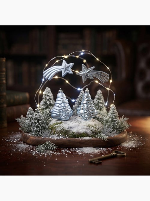 Lot de 4 boules de noël 2 sapins et 2 étoiles brillant et mat - Kiabi Lot de 4 boules de noël 2 sapins et 2 étoiles brillant et mat - Kiabi