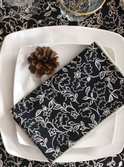 Lot de 4 serviettes de table noires avec lignes écrues LINETTE - 40 x 40 cm - Kiabi Lot de 4 serviettes de table noires avec lignes écrues LINETTE - 40 x 40 cm - Kiabi