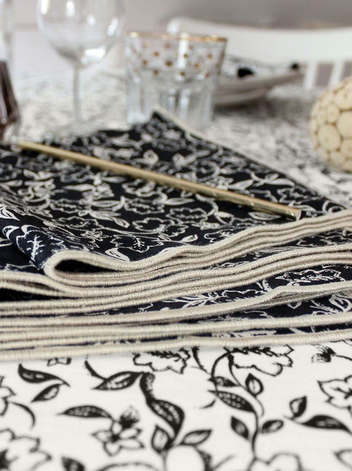 Lot de 4 serviettes de table noires avec lignes écrues LINETTE - 40 x 40 cm - Kiabi Lot de 4 serviettes de table noires avec lignes écrues LINETTE - 40 x 40 cm - Kiabi