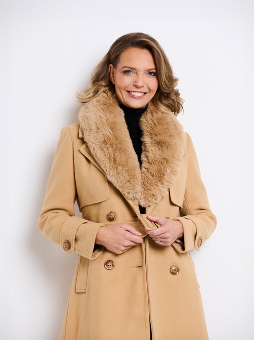 Manteau col fausse fourrure toucher laineux - AFIBEL - Kiabi Manteau col fausse fourrure toucher laineux - AFIBEL - Kiabi