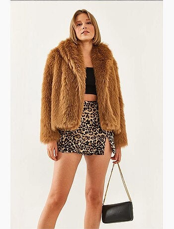 Manteau court à col ouvert en fausse fourrure lucci