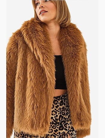 Manteau court à col ouvert en fausse fourrure lucci