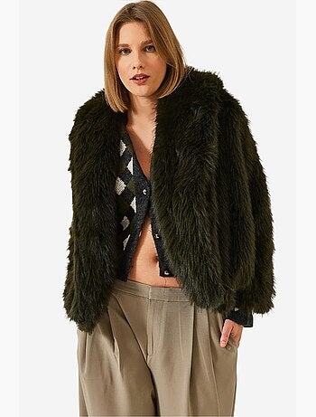 Manteau court à col ouvert en fausse fourrure lucci
