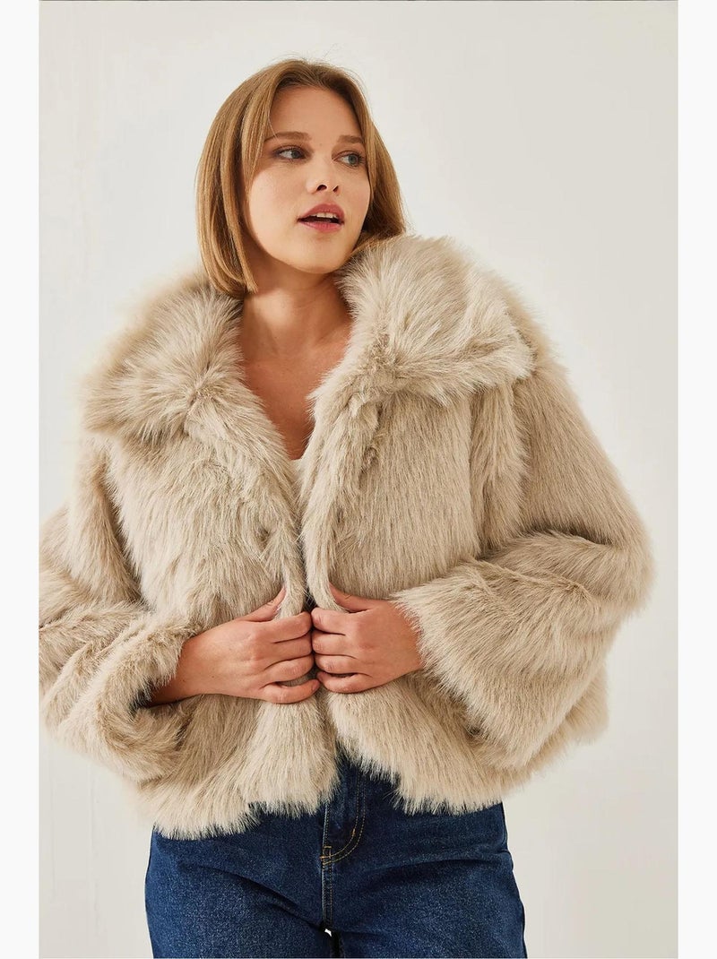 Manteau court en fausse fourrure à manches longues et à devant ouvert lucci Beige argile - Kiabi