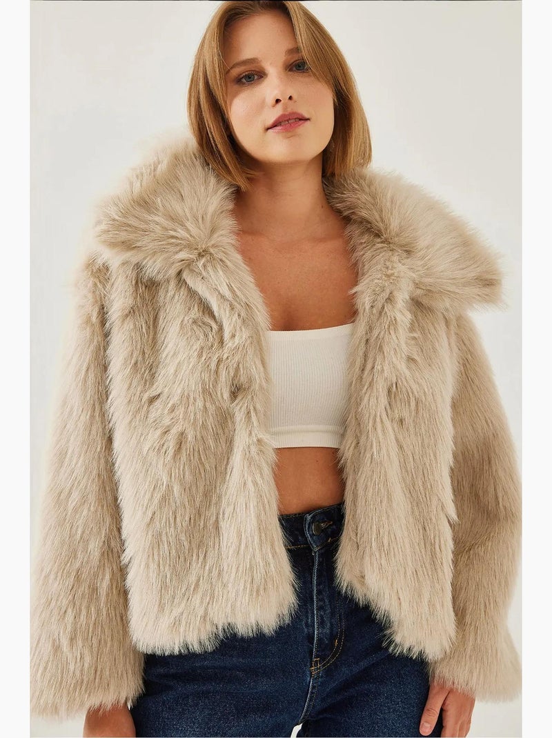 Manteau court en fausse fourrure à manches longues et à devant ouvert lucci Beige argile - Kiabi