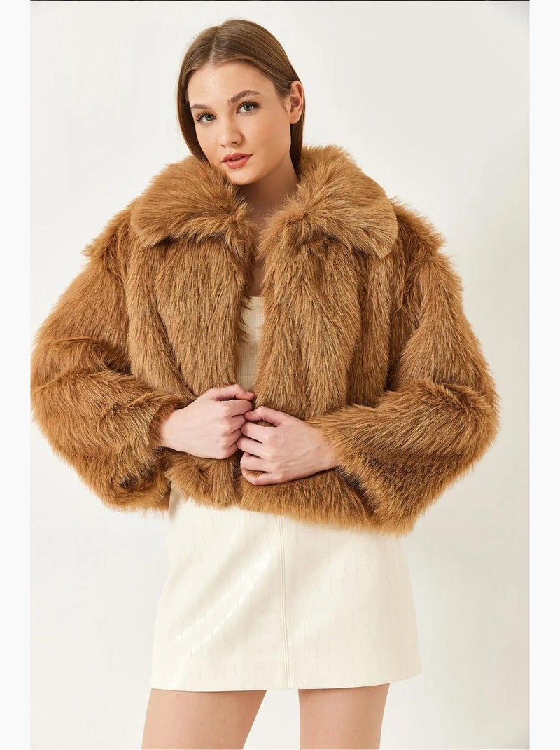 Manteau court en fausse fourrure à manches longues et à devant ouvert lucci Camel - Kiabi