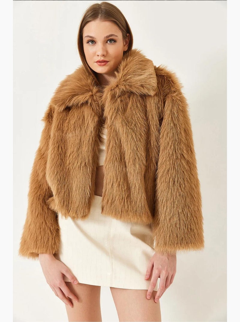 Manteau court en fausse fourrure à manches longues et à devant ouvert lucci Camel - Kiabi