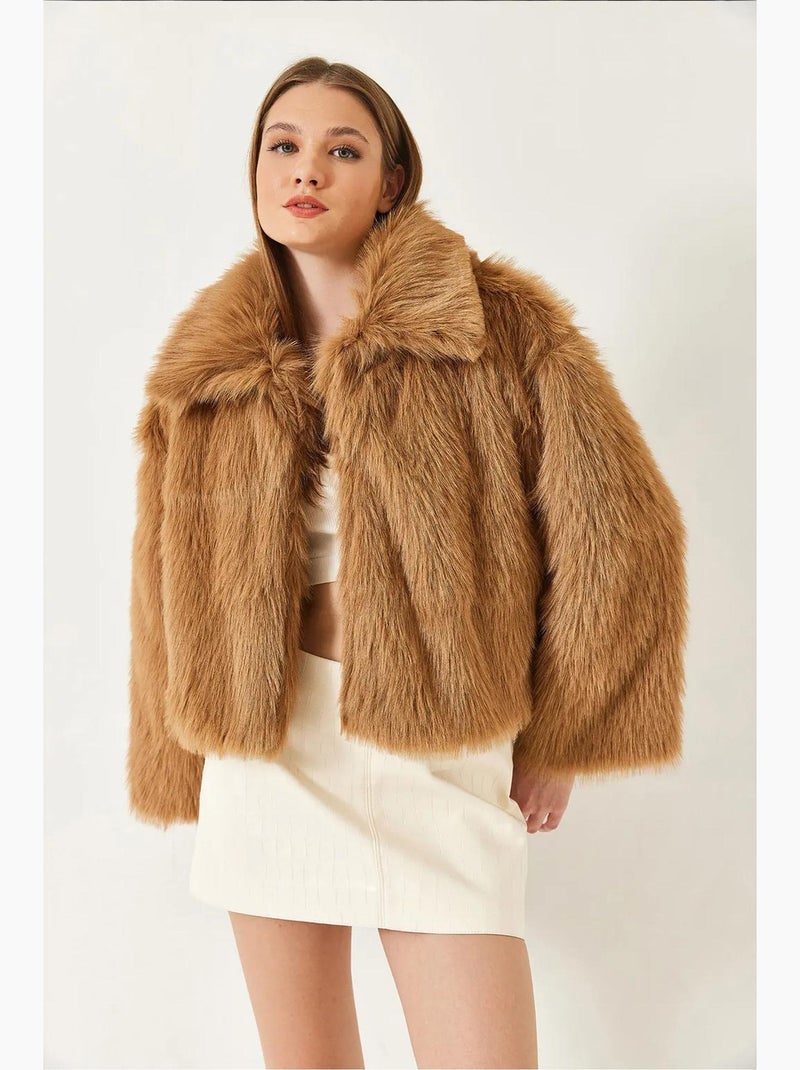 Manteau court en fausse fourrure à manches longues et à devant ouvert lucci Camel - Kiabi