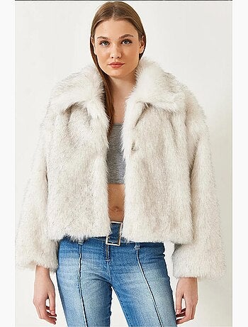 Manteau court en fausse fourrure à manches longues et à devant ouvert lucci
