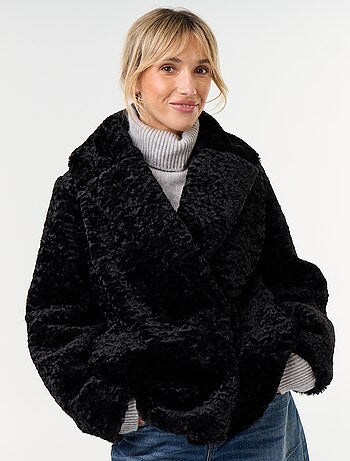 Manteau court en fausse fourrure effet astrakan
