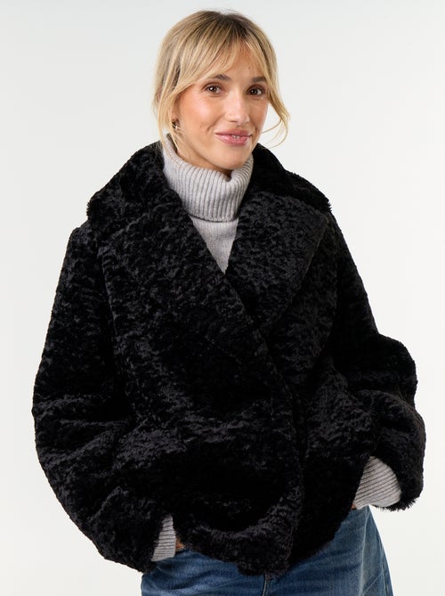Manteau court en fausse fourrure effet astrakan - Kiabi Manteau court en fausse fourrure effet astrakan - Kiabi