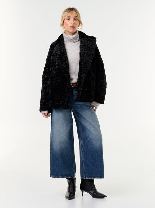 Manteau court en fausse fourrure effet astrakan - Kiabi Manteau court en fausse fourrure effet astrakan - Kiabi