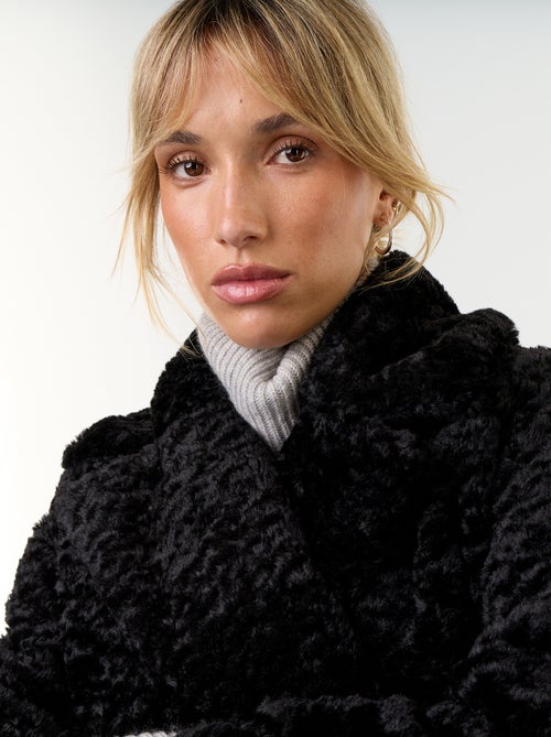 Manteau court en fausse fourrure effet astrakan - Kiabi Manteau court en fausse fourrure effet astrakan - Kiabi