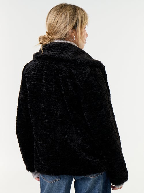 Manteau court en fausse fourrure effet astrakan - Kiabi Manteau court en fausse fourrure effet astrakan - Kiabi